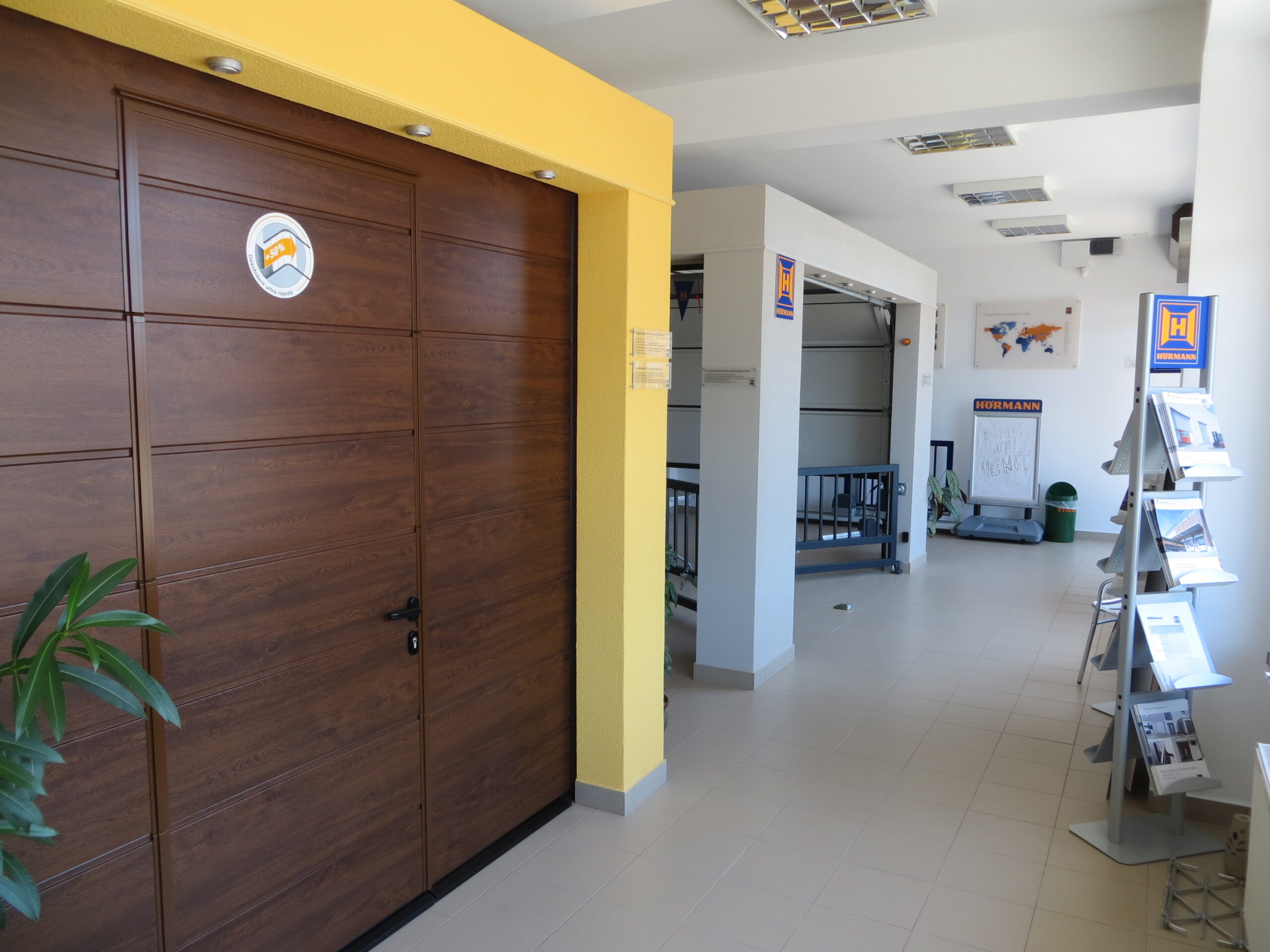 Ușă de garaj expusă în showroom